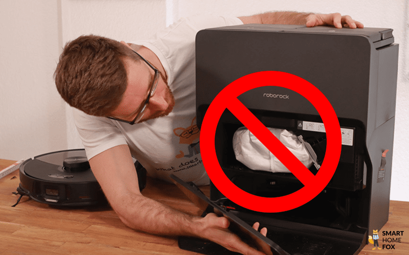 Der Einsatz von wiederverwendbaren Staubbeuteln in der Absaugstation des Roborock S8 MaxV Ultra ist zu sehen.